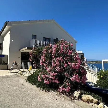Zlatni Zalaz,apartments,supetarska Draga *