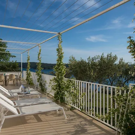 Apartment Zlatni Zalaz,apartments,supetarska Draga *