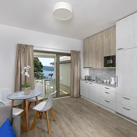 Zlatni Zalaz,apartments,supetarska Draga * Supetarska Draga