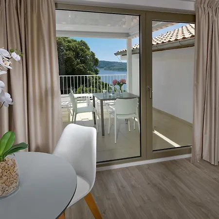 Zlatni Zalaz,apartments,supetarska Draga *