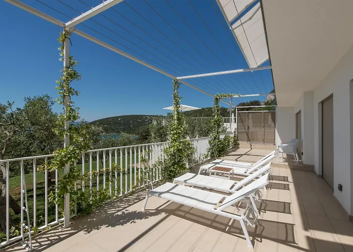 Zlatni Zalaz,apartments,supetarska Draga Apartment